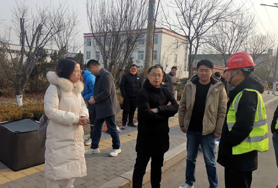 我院組織人員觀摩學習管線清淤全過程